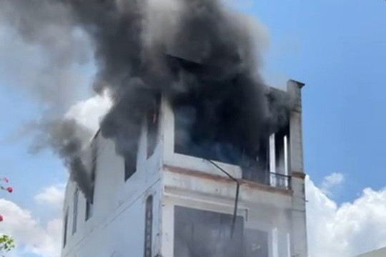Quảng Nam: Căn nhà 3 tầng bốc cháy ngùn ngụt lúc giữa trưa
