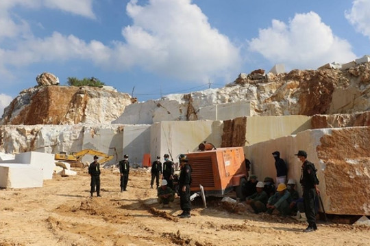 Nghệ An: Bắt vụ khai thác đá trắng trái phép quy mô lớn