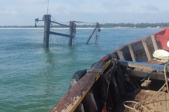 Quảng Trị: Tàu đánh cá bốc cháy trên biển, 5 ngư dân thoát nạn 