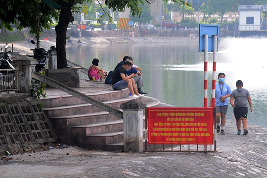 Hà Nội: Bất chấp nguy cơ từ dịch Covid-19, người dân vẫn theo nhau tập thể dục buổi sáng