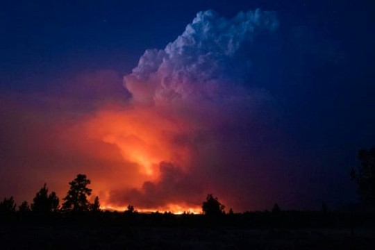 Lực lượng cứu hỏa nỗ lực dập tắt cháy rừng tại Mỹ và Canada