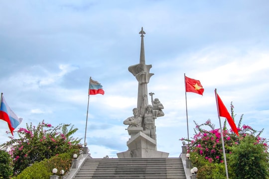 Tượng đài Cam Ranh - Nơi tri ân những người lính Việt - Nga