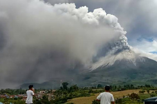 Núi lửa Sinabung ở Indonesia “thức giấc”, phun khói đen cao hơn 4.500m