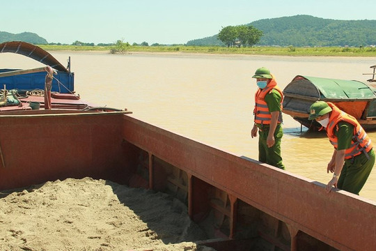 Hà Tĩnh: Xử phạt một chủ sà lan khai thác cát trái phép 10 triệu đồng