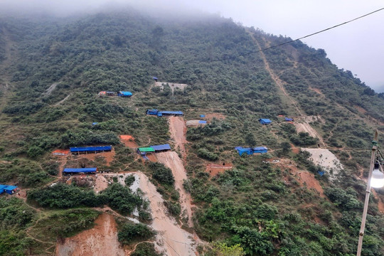 Văn Bàn – Lào Cai: Những "lều lán lạ" trên rừng Minh Lương 