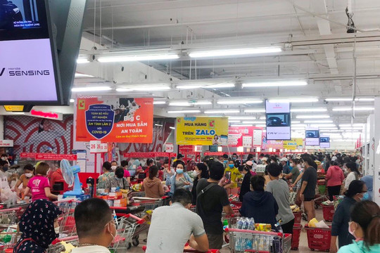 Đà Nẵng: Người dân đổ xô đi mua sắm khi có thông tin “ai ở đâu thì ở đó” trong 7 ngày nếu dịch không giảm