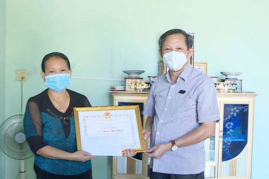 Thị xã Hoài Nhơn khen thưởng công dân tố giác người vi phạm quy định phòng chống COVID-19
