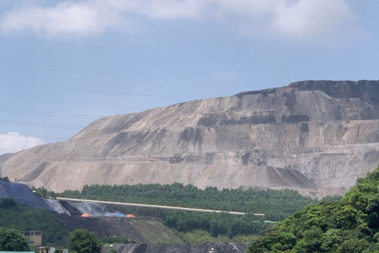 Giải bài toán về nguy cơ tiềm ẩn từ những núi đất đá thải mỏ tại Quảng Ninh