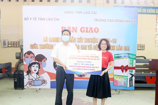 Lào Cai: Bàn giao 13 buồng lấy mẫu xét nghiệm và 10.000 test nhanh SARS- CoV- 2 cho các đơn vị phòng, chống dịch 