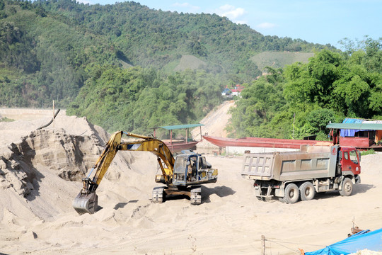 Lào Cai: Xử phạt 4 doanh nghiệp có nhiều sai phạm tại các dự án khai thác cát trên sông Hồng