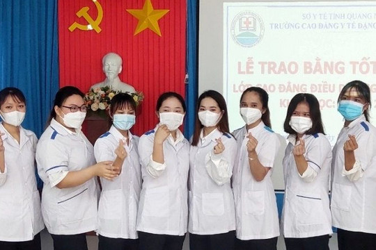 Vừa nhận bằng tốt nghiệp, 8 sinh viên y ở Quảng Ngãi xung phong vào TP.HCM chống dịch 