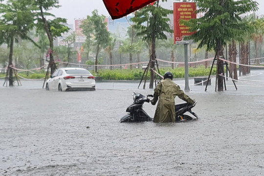 Hải Phòng: Mưa lớn kinh hoàng, hầu hết các tuyến phố chìm trong biển nước