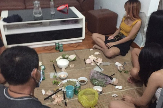 Nghệ An: Đề nghị xử phạt gần 70 triệu đồng 5 người nhậu nhẹt trong nhà nghỉ