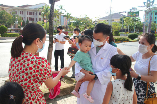 Quảng Trị: Thêm nhiều bác sĩ, nhân viên y tế vào Nam chống dịch