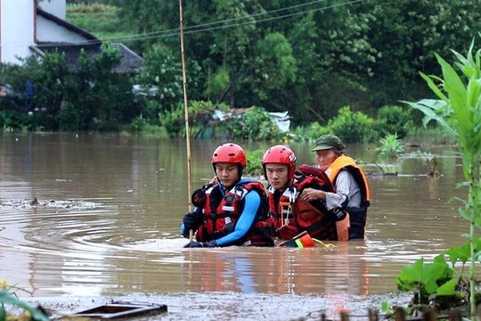 Lũ lụt nghiêm trọng tại Trung Quốc, 12 sông vượt mức cảnh báo