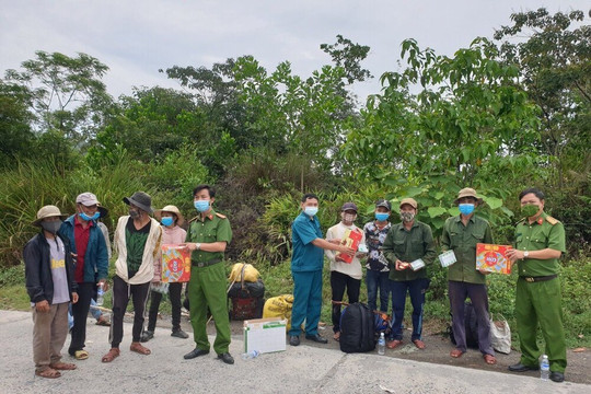 Đà Nẵng: Đưa gần 100 lao động là người DTTS mắc kẹt trong rừng đi tránh bão