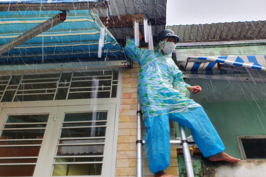 Đà Nẵng: Bộ đội dầm mưa chống bão giúp dân “vùng đỏ” 