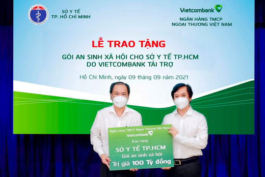 Vietcombank trao tặng gói an sinh xã hội 100 tỷ đồng cho Sở Y tế TP.HCM 