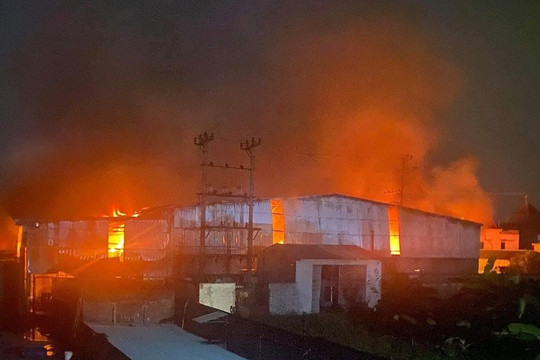 Hải Phòng: Hỏa hoạn thiêu rụi xưởng giấy rộng gần 1.000m2