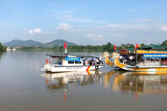 Thừa Thiên- Huế: Thả hơn 30.000 giống cá xuống sông Hương