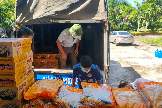 Thanh Hóa: Hỗ trợ gạo cho các hộ bảo vệ, phát triển rừng ở huyện Mường Lát