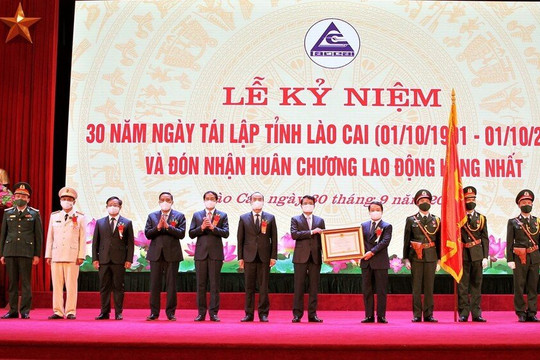 Bộ trưởng, Chủ nhiệm UBDT Hầu A Lềnh thừa ủy quyền của Chủ tịch nước trao Huân chương Lao động hạng Nhất cho tỉnh Lào Cai