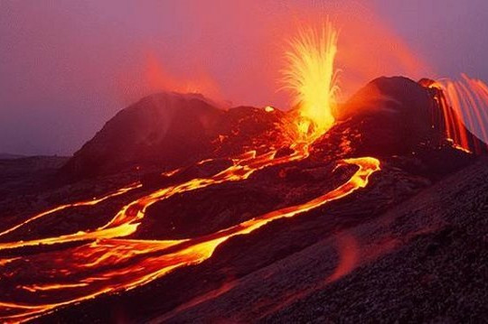 Núi lửa Kilauea ở Hawaii phun trào dữ dội