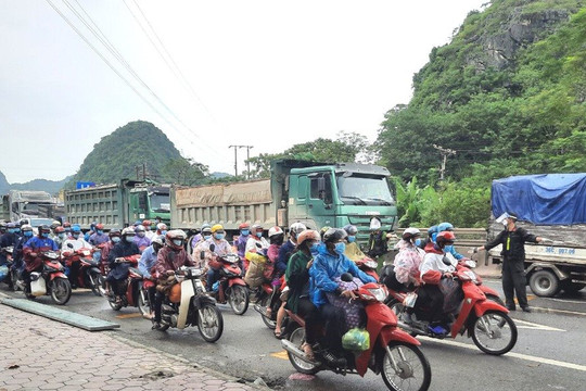Ninh Bình: Hỗ trợ hàng nghìn người dân từ các tỉnh phía Nam về quê di chuyển qua địa bàn