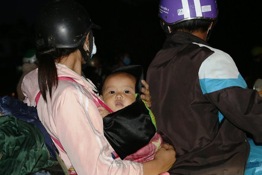 Hàng trăm người "Bắc tiến" đi qua Đà Nẵng được CSGT dẫn đường