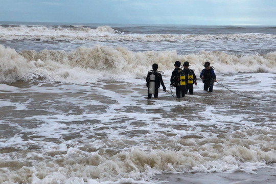 Quảng Trị: Nam sinh 15 tuổi bị sóng cuốn trôi lúc tắm biển