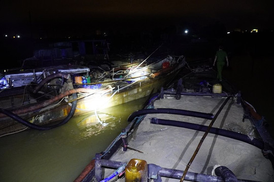 Quảng Trị: Công an nổ súng, vây bắt 4 tàu hút cát lậu trên sông Thạch Hãn