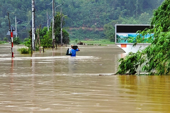 Đà Nẵng: Nhiều khu vực bị cô lập do mưa lớn