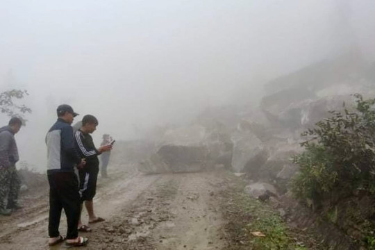 Bát Xát - Lào Cai: Sạt lở hàng nghìn mét khối đá trên tỉnh lộ 158