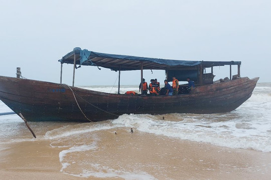Tàu gỗ có chữ Trung Quốc dạt vào bờ biển Quảng Trị