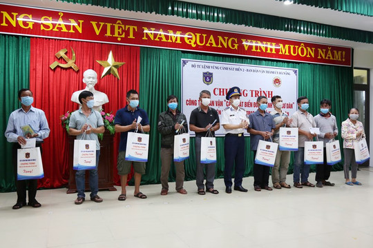 Cảnh sát biển tuyên truyền biển đảo và trao quà hỗ trợ ngư dân Đà Nẵng