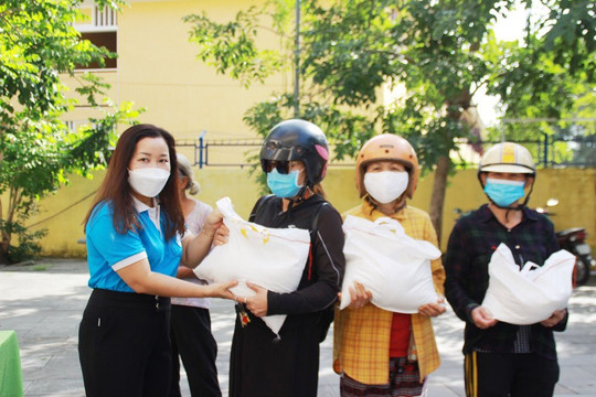 Phụ nữ Hội An “đổi rác thải nhựa lấy gạo”, cùng nhau sống xanh