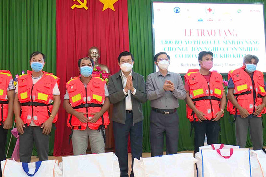Nguyên Chủ tịch nước Trương Tấn Sang tặng áo phao cho ngư dân Bình Định