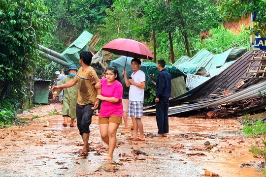 Quảng Nam: Sạt lở núi nghiêm trọng, người dân tháo chạy