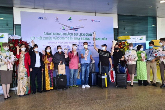 Đoàn khách du lịch "hộ chiếu vaccine" đầu tiên đến Khánh Hòa