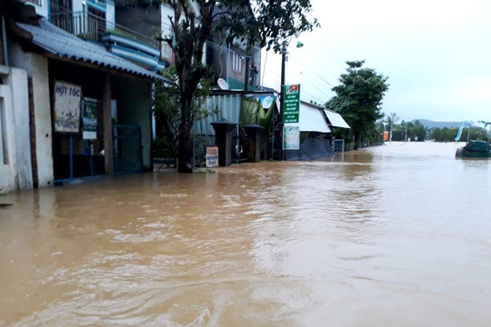 Quảng Ngãi: Lũ lên, hàng trăm nhà dân bị ngập