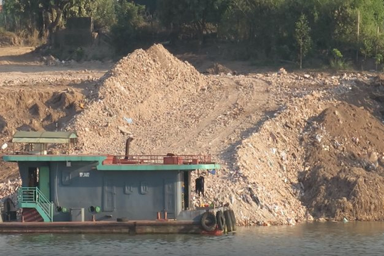 Văn Giang – Hưng Yên: Đem rác thải xây dựng san lấp mặt bằng để kinh doanh