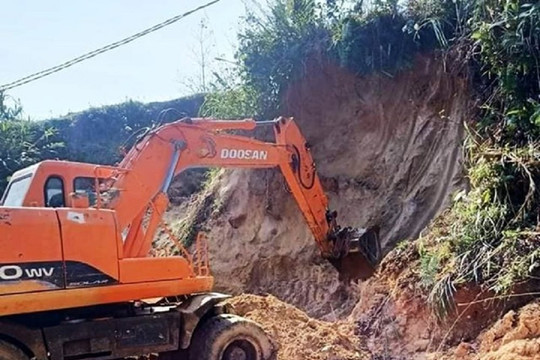 Nghệ An: Đất nền nhà đang đào bị sạt lở, 5 người thương vong