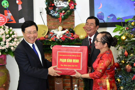 Phó Thủ tướng Phạm Bình Minh chúc mừng Giáng sinh đồng bào Công giáo tỉnh Thừa Thiên - Huế