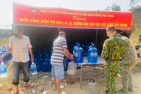 Lạng Sơn: Tặng nước sạch, giảm giá lưu bến cho lái xe đang "mắc kẹt" tại cửa khẩu Tân Thanh