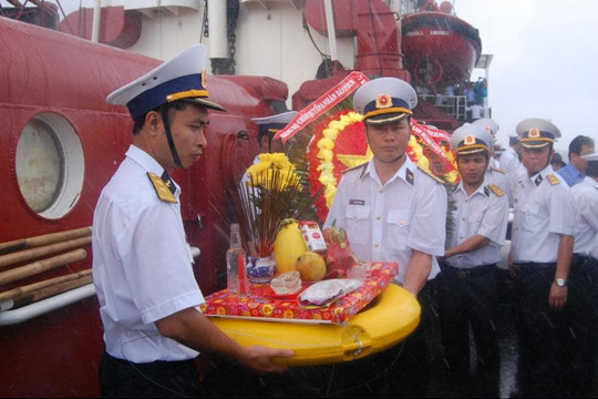 Đoàn chúc Tết Vùng 2 Hải quân thả hoa tưởng niệm các anh hùng, liệt sĩ