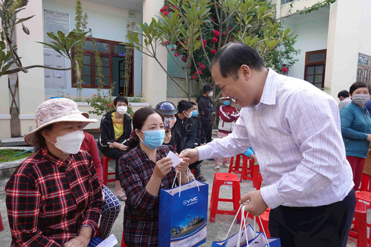 Bình Định: Tết về xã đảo Nhơn Châu 