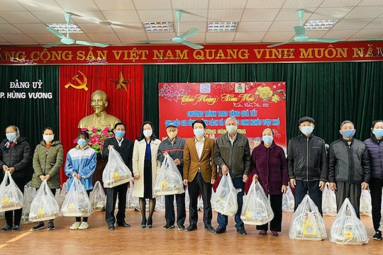 Toyota Việt Nam trao quà Tết cho các hộ gia đình chính sách và trẻ em có hoàn cảnh khó khăn tại Vĩnh Phúc 