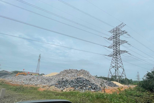 Quảng Bình: Bãi tập kết đá, cát trái phép dưới đường lưới điện cao áp 220 kV