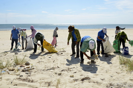 Quảng Trị: Thực hành giám sát rác thải nhựa tại bãi biển