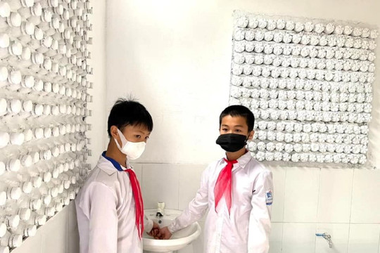 Học sinh Mộc Châu góp 4.000 vỏ chai nhựa xây nhà vệ sinh phòng chống rác thải nhựa